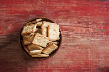 beyaz arka plan üzerinde baharatlı gıda kraker. 