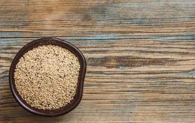 kase, rustik ahşap zemin üzerine solmayan çiçek fasulye