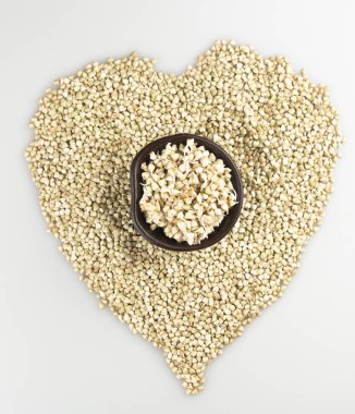 Bir kapta yeşil karabuğday filizi. Makro çekim. Çiğ karabuğday.