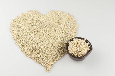 Bir kapta yeşil karabuğday filizi. Makro çekim. Çiğ karabuğday.