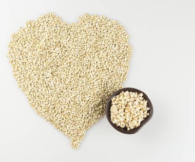 Bir kapta yeşil karabuğday filizi. Makro çekim. Çiğ karabuğday.