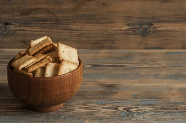 Fűszeres étel crackerek fehér alapon. — Stock Fotó