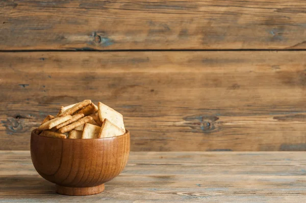 Galletas picantes sobre fondo blanco . — Foto de Stock