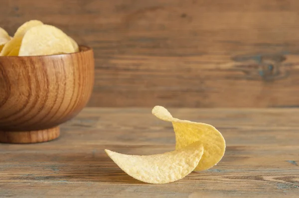 Crispy potato chips in wooden bowl. Salted potato chips. — Stock Photo, Image