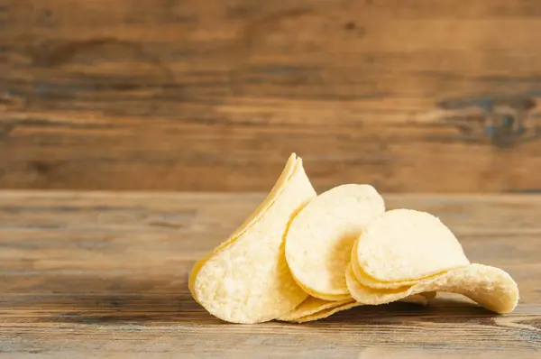 Crispy potato chips in wooden bowl. Salted potato chips. — Stock Photo, Image