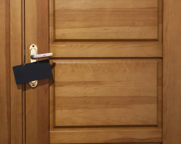 Letrero con cuerda colgada en una manija de la puerta — Foto de Stock