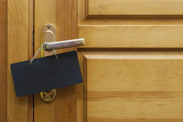 Letrero con cuerda colgada en una manija de la puerta — Foto de Stock