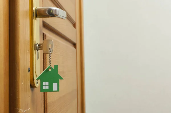 Una llave en una cerradura con icono de la casa en ella —  Fotos de Stock