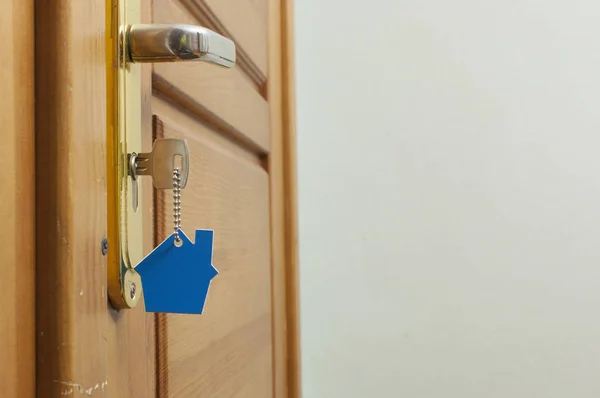 집에 있는 아이콘이 있는 자물쇠 안의 열쇠 — 스톡 사진