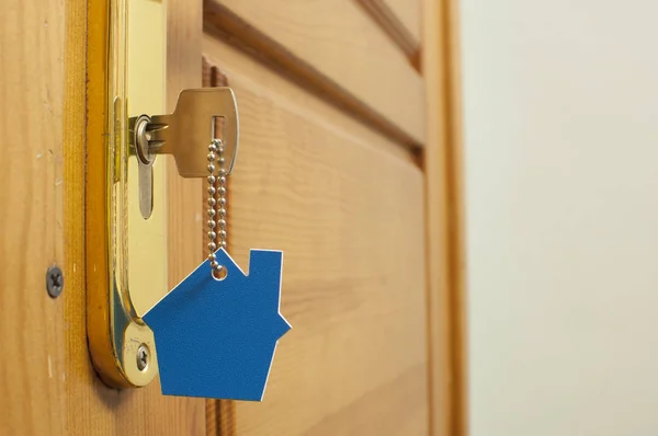 Una llave en una cerradura con icono de la casa en ella — Foto de Stock