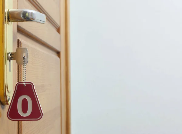 Llave en la puerta de la habitación — Foto de Stock