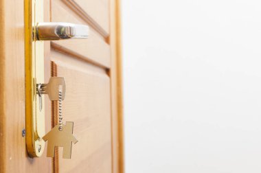 Kilitte üzerinde ev simgesi olan bir anahtar. 