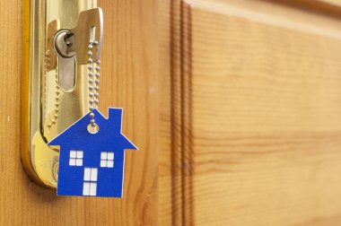 Kilitte üzerinde ev simgesi olan bir anahtar. 