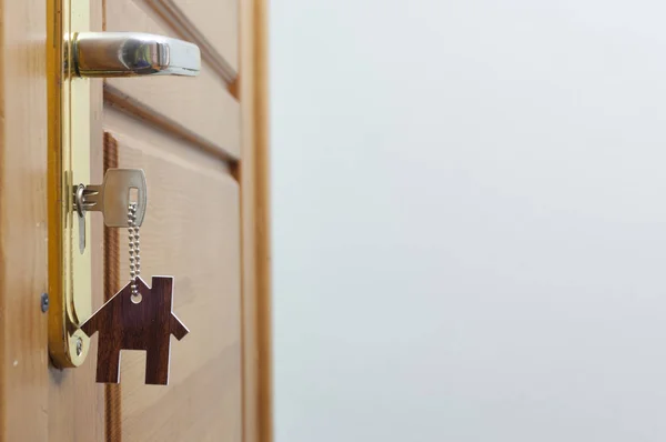 Een sleutel in een slot met huispictogram erop — Stockfoto