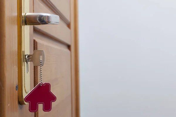 Una llave en una cerradura con icono de la casa en ella — Foto de Stock