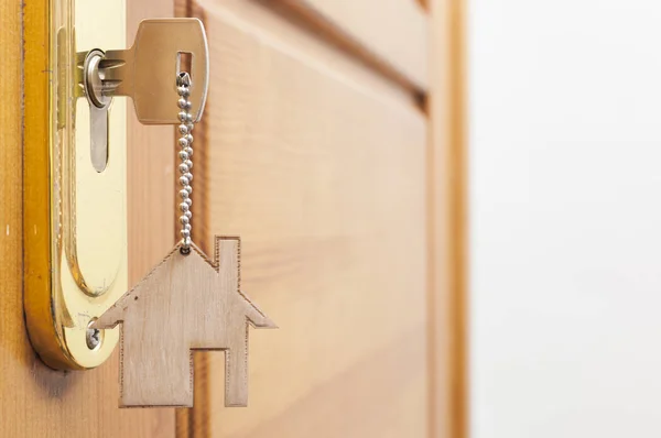 Una llave en una cerradura con icono de la casa en ella —  Fotos de Stock
