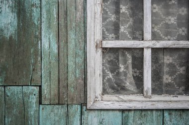 Eski vintage ahır duvar ahşap pencere ile 