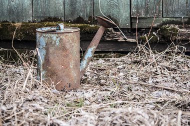 ahşap zemin üzerinde eski sulama olabilir 