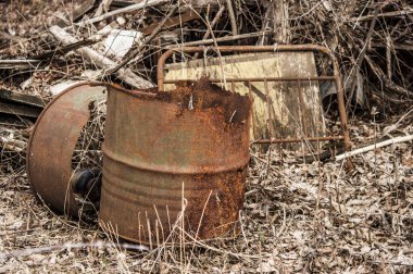 eski paslı boyalı varil açık havada