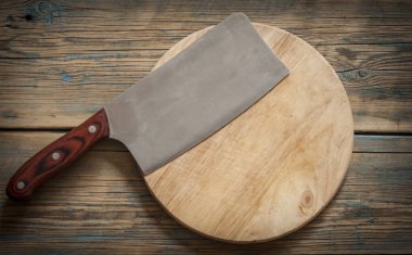 Ahşap kesme masasında mutfak bıçağı, kopyalama alanı