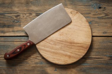 Ahşap kesme masasında mutfak bıçağı, kopyalama alanı