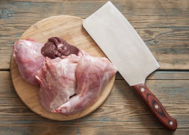 Çiğ tavşan eti pişmiş olması için hazır.