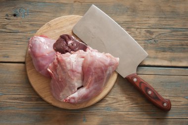 Çiğ tavşan eti pişmiş olması için hazır.