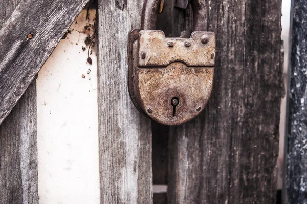 Closeup ξύλινη πόρτα με κλειδαριά — Φωτογραφία Αρχείου