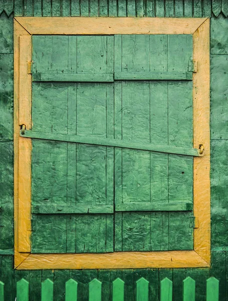 Alte Scheunenmauer mit Holzfenster — Stockfoto