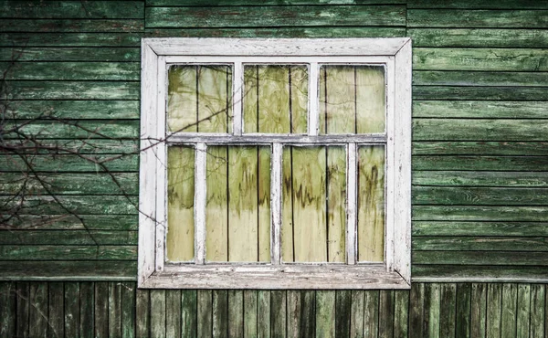 Стара старовинна стіна сараю з дерев'яним вікном — стокове фото