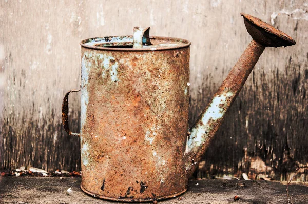 Velho regando lata no fundo de madeira — Fotografia de Stock
