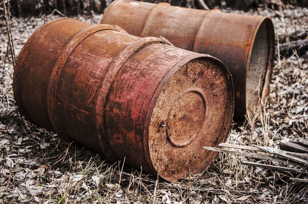 Viejos barriles oxidados pintados al aire libre — Foto de Stock