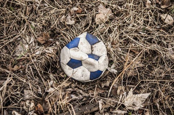 Vecchio strappato pallone da calcio in pelle blu e bianco — Foto Stock