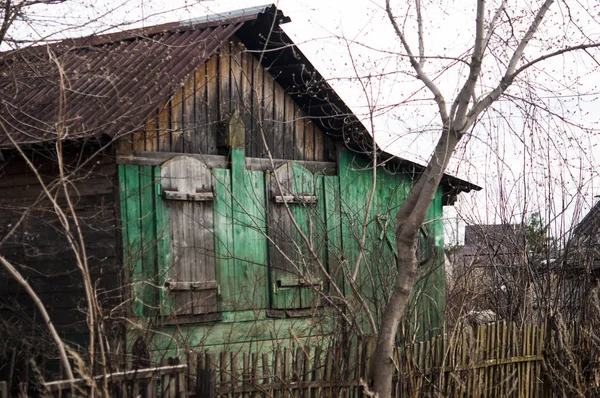 Vecchia casa in legno intemperie nel villaggio — Foto Stock