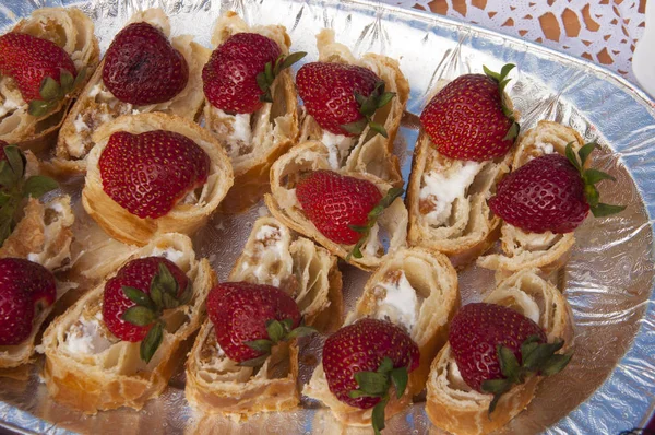 Kuchenrolle mit Erdbeeren auf dem Tisch — Stockfoto