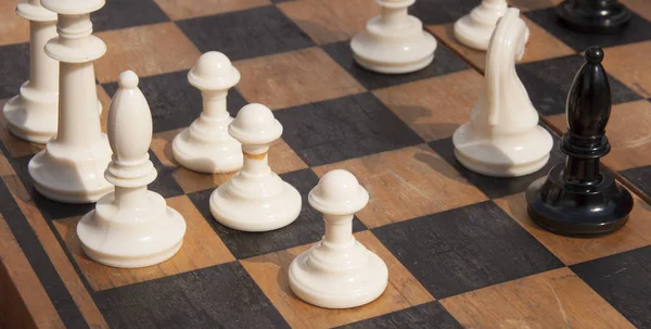 Drewniane szachy na szachownicy — Zdjęcie stockowe