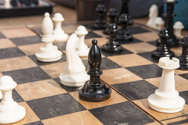 Дерев'яні шахові фігури на шахівниці — стокове фото