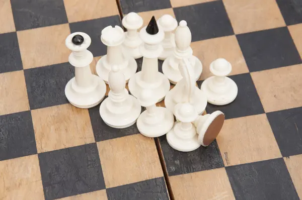 Holzschachfiguren auf einem Schachbrett — Stockfoto