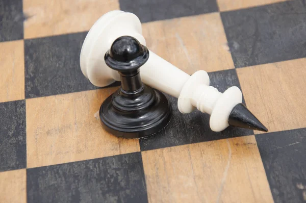 Fa sakkfigurák egy sakktáblán — Stock Fotó