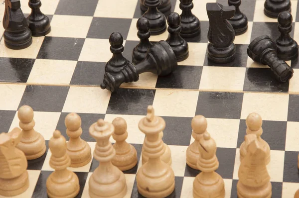 Дерев'яні шахові фігури на шахівниці — стокове фото