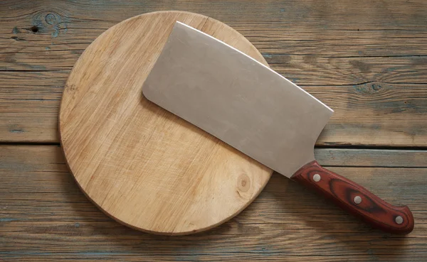 Ahşap kesme masasında mutfak bıçağı, kopyalama alanı