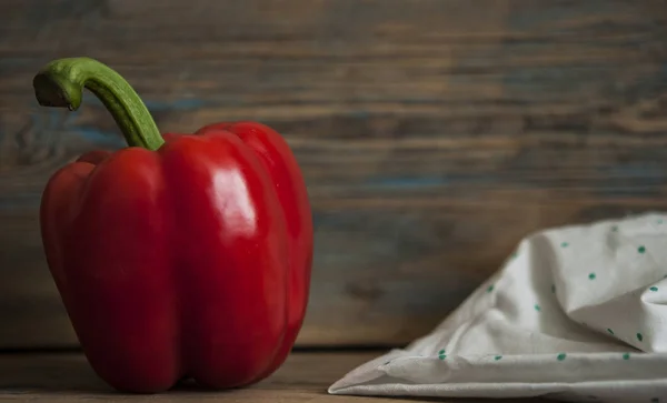 Söta bulgariska röd paprika på trä bakgrund — Stockfoto