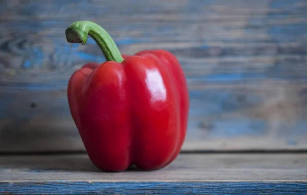 Sweet bulgarian red bell pepper on wooden background — Stock Photo, Image