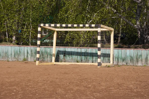 Vista lateral del gol de fútbol en la naturaleza — Foto de Stock