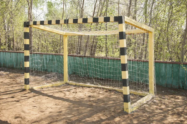 Boční pohled na fotbalový gól v přírodě — Stock fotografie