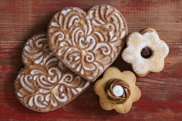 Cookies - Herzen auf einem hölzernen Hintergrund von oben — Stockfoto