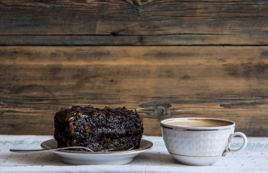 Beyaz tabakta çikolatalı kek 