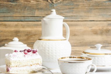 bir tabakta beyaz çikolata ve kızılcık ile dilim kek