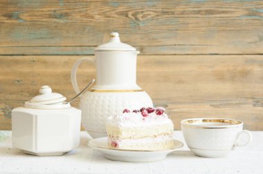 bir tabakta beyaz çikolata ve kızılcık ile dilim kek