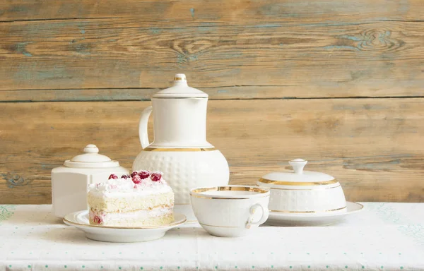 Kuchen mit weißer Schokolade und Preiselbeere auf einem Teller — Stockfoto